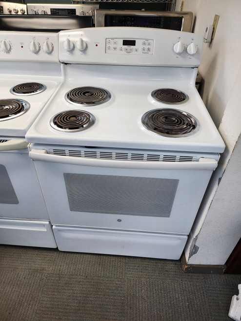 GE 30 INCH FREESTANDING ELECTRIC RANGE COIL BURNERS 2 LARGE 2 SMALL HI-LO BROIL SETTING SELF CLEANING OVEN WHITE LOCATED IN OUR PORTLAND APPLIANCE STORE SKU 18455