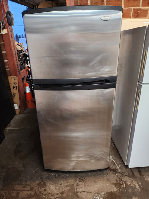 WHIRLPOOL GOLD 19 CUBIC FOOT REFRIGERATOR TOP FREEZER AUTOMATIC DEFROST 4 SPLIT ADJUSTABLE GLASS SHLVES 1 DELI PAN 2 CRISPER DRAWERS SLIVER DOORS BLACK CABINET LOCATED IN OUR PORTLAND OREGON APPLIANCE STORE SKU 18502