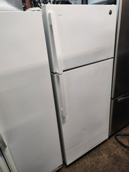 GE 18 CUBIC FOOT REFRIGERATOR TOP FREEZER FULL WIDTH GLASS SHELVES 2 CRISPER DRAWER 1 DELI DRAWER COSMETIC ISSUES ON DOORS SEE PICS WHITE LOCATED IN OUR PORTLAND OREGON APPLIANCE STORE SKU 18505