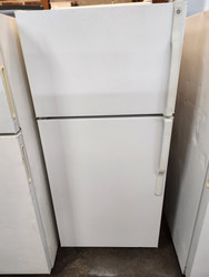 GE 15 CUBIC FOOT REFRIGEATOR TOP FREEZER AUTOMATIC DEROST ADJUSTABLE WIRE SHELVES 2 CRISPER DRAWERS WHITE LOCATED IN OUR PORTLAND OREGON APPLIANCE STORE SKU 18583