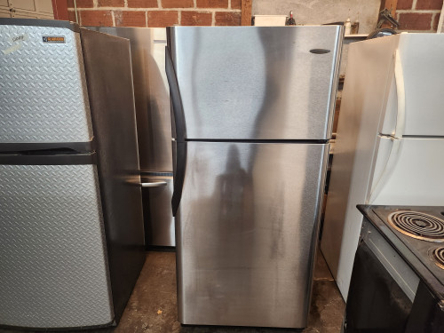 FRIGIDAIRE 18 CUBIC FOOT REFRIGERATOR TOP FREEZER FULL WIDTH GLASS SHELVES 2 CRISPER DRAWERS 1 MEAT/DELI DRAWER WIRE SHELF IN FREEZER STAINLESS BLACK CABINET LOCATED IN OUR PORTLAND OREGON APPLIANCE STORE SKU 18699