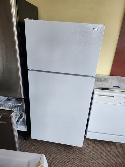 HOTPOINT 16 CUBIC FOOT REFRIGERATOR TOP FREEZER WIRE SHELVES 2 CRISPER DRAWERS WHITE LOCATED IN OUR PORTLAND OREGON APPLIANCE STORE SKU 18946