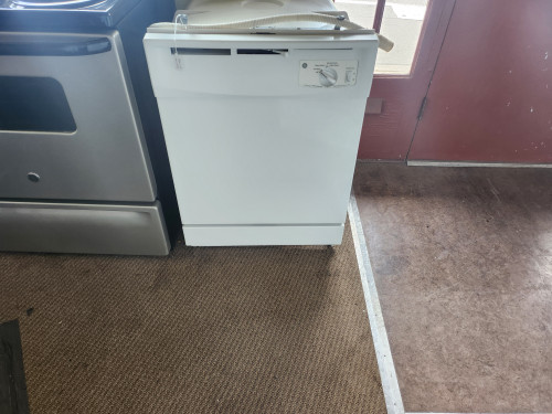 GE 24 Inch Full Console Dishwasher with 12-Place Settings, 5 Wash Cycles, Piranha™ Hard Food Disposer, Hotstart Option, Extra Fine Filter 4-Level Wash System, Short Wash White LOCATED IN OUR PORTLAND OREGON APPLIANCE STORE SKU 18953