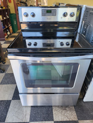 WHIRLPOOL 30 INCH FREESTANDING ELECTRIC RANGE 5 BURNER SMOOTH TOP 1 LARGE DUAL 1 LARGE 2 SMALL 1 WARMING BURNER STEAM CLEAN AND SELF-CLEANING OPTION BLACK STAINLESS LOCATED IN OUR PORTLAND OREGON APPLIANCE STORE SKU 19072