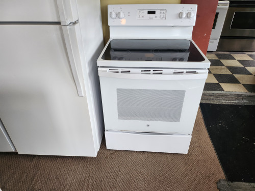 GE 30 INCH FREE STANDING ELECTRIC RANGE COIL BURNERS 2 LARGE 2 SMALL HI LO BROIL SETTING MANUAL CLEAN OVEN WHITE LOCATED IN OUR PORTLAND OREGON APPLIANCE STORE SKU 19096
