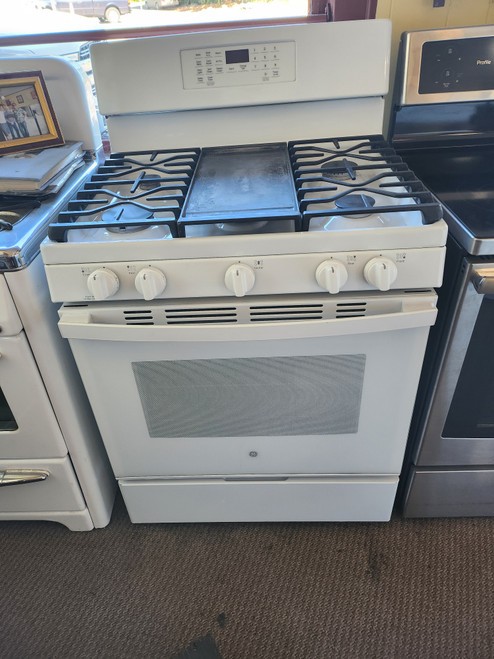 GE 30 Inch Freestanding Gas Convection Range with 5 Sealed Burners, 5 Cu. Ft. Oven Capacity, Storage Drawer, Edge-to-Edge Cooktop, Enhanced Shabbos Mode Capable, Self-Clean+Steam Clean, No Preheat Air Fry Griddle, and Center Oval Burner: White SKU 19134