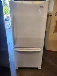 KENMORE 19 CUBIC FOOT REFRIGERATOR BOTTOM FREEZER GLASS SHELVES WITH PULL OPEN FREEZER DOOR WHITE LOCATED IN OUR PORTLAND OREGON APPLIANCE STORE SKU 19139
