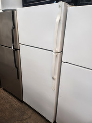 GE 18 CUBIC FOOT REFRIGERATOR TOP FREEZER ADJUSTABLE GLASS SHELVES 2 CRISPER DRAWERS PLUS DELI DRAWER FULL WIDTH WIRE SHELF IN FREEZER WHITE LOCATED IN OUR POTLAND OREGON APPLIANCE STORE SKU 19163