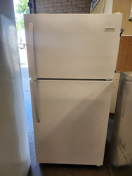FRIGIDAIRE 15 CUBIC FOOT REFRIGERATOR WIRE SHELVES IN REFRIGERATOR AND FREEZER 2 CRISPER DRAWERS WITH GLASS COVER WHITE LOCATED IN OUR PORTLAND OREGON APPLIANCE STORE SKU 19182
