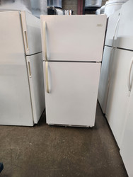 FRIGIDAIRE 15 CUBIC FOOT REFRIGERATOR WIRE SHELVES IN REFRIGERATOR AND FREEZER 2 CRISPER DRAWERS WHITE LOCATED IN OUR PORTLAND OREGON APPLIANCE STORE SKU 19187