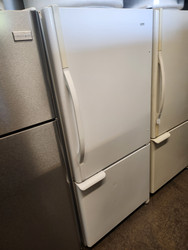 KENMORE 19 CUBIC FOOT REFRIGERATOR BOTTOM FREEZER ADJUSTABLE GLASS SHELVES 2 CRISPER DRAWERS SWING OPEN FREEZER DOOR WHITE LOCATED IN OUR PORTLAND OREGON APPLIANCE STORE SKU 19214