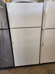 GE 17 CUBIC FOOT REFRIGERATOR TOP FREEZER FULL WIDTH GLASS SHELVES 2 CRISPER DRAWERS 1 DELI WIRE SHELF IN FREEZER WHITE LOCATED IN OUR PORTLAND OREGON APPLIANCE STORE SKU 19234