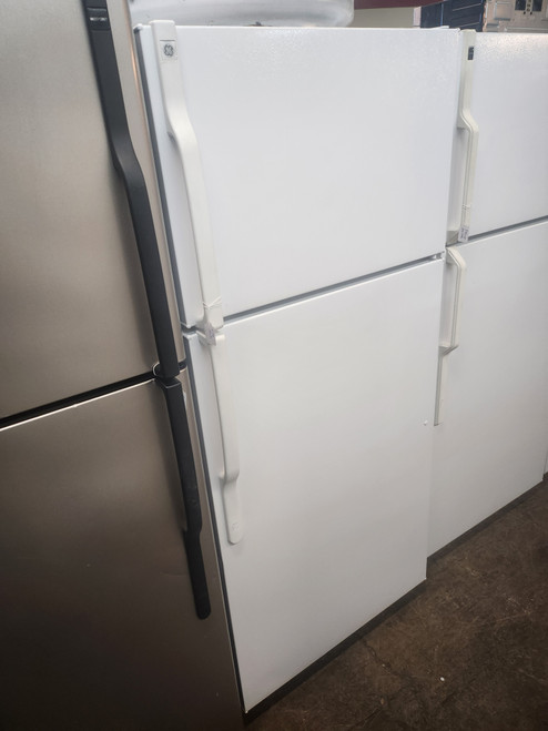GE 17 CUBIC FOOTREFRIGERATOR TOP FREEZER ADJUSTABLE WIRE SHELVES GLASS CRISPER COVER WITH 2 DRAWERS CLEAR DAIRY DOOR WHITE LOCATED IN OUR PORTLAND OREGON APPLIANCE STORE SKU 12939