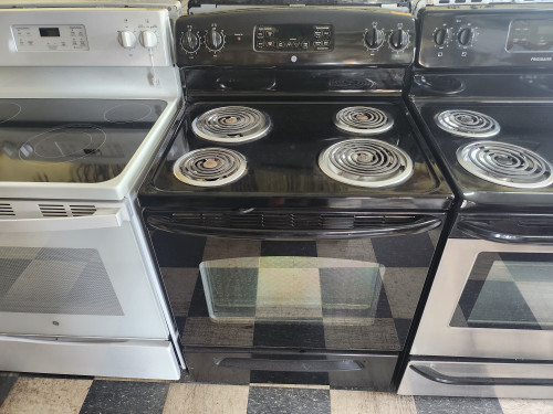 GE 30 INCH FREE STANDING ELECTRIC RANGE COIL BURNERS 2 LARGE 2 SMALL HI LO BROIL OPTION SELF CLEAN BLACK LOCATED IN OUR PORTLAND OREGON APPLIANCESTORE 19243