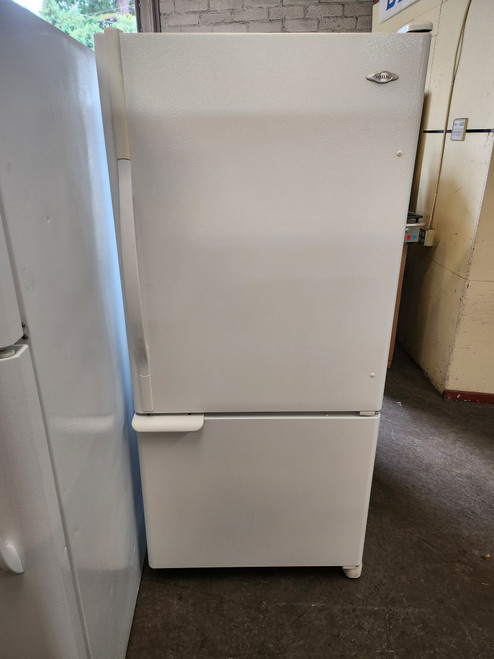 MAYTAG 19 CUBIC FOOT REFRIGERATOR WITH BOTTOM FREEZER ADJUSTABLE GLASS SHELVES 2 CRISPER DRAWERS 1 DELI DRAWER SWING OPEN FREEZER DOOR WHITE LOCATED IN OUR PORTLAND OREGON APPLIANCE STORE SKU 19254