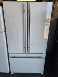 JENN-AIR 20 CUBIC FOOT COUNTER DEPTH FRENCH DOOR REFRIGERATOR BOTTOM FREEZER GLASS SHELVES 2 CRISPER DRAWERS 1 LARGE DELI DRAWER PULL OPEN FREEZER DOOR INTERNAL WATER DISPENSER WITH ICE MAKER SKU 19270