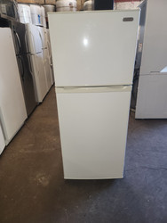 VISSANI 10 CUBIC FOOT REFRIGERATOR TOP FREEZER GLASS SHELVES 2 CRISPER DRAWERS WHITE LOCATED IN OUR PORTLAND OREGON APPLIANCE STORE SKU 19275