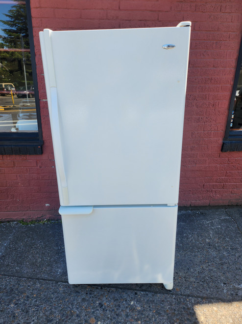 Amana Easy Reach 18.5 cu. ft. Freestanding Bottom-Freezer Refrigerator with 3 Adjustable Glass Shelves, 2 Clear Humidity-Controlled Crispers and Freezer Door Bin: White LOCATED IN OUR PORTLAND OREGON APPLIANCE STORE SKU 19277