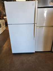 WHIRLPOOL 21 CUBIC FOOT REFRIGERATOR TOP FREEZER ADJUSTABLE GLASS SHELVES 2 CRISPER DRAWERS WIRE SHELF IN FREEZER WHITE LOCATED IN OUR PORTLAND OREGON APPLIANCE STORE SKU 19284
