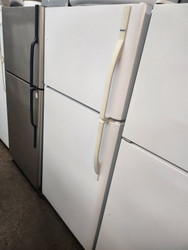 KENMORE 18 CUBIC FOOT REFRIGERATOR TOP FREEZER 2 FULL WIDTH ADJUSTABLE GLASS SHELVES WIRE SHELF IN FREEZER 2 CRISPER DRAWERS 1 DELI DRAWER WHITE LOCATED IN OUR PORTLAND OREGON APPLIANCE STORE SKU 19292