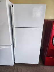 HOTPOINT 17 CUBIC FOOT REFRIGERATOR TOP FREEZER 2 ADJUSTABLE WIRE SHELVES 2 CRISPER DRAWERS WHITE LOCATED IN OUR PORTLAND OREGON APPLIANCE STORE SKU 19293