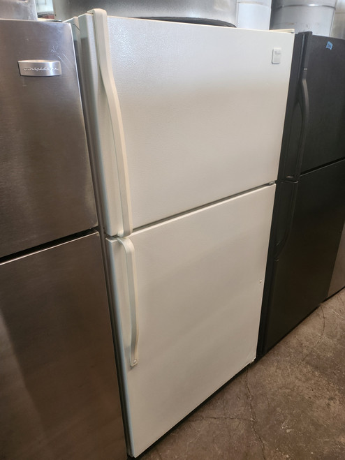 WHIRLPOOL 21 CUBIC FOOT REFRIGERATOR TOP FREEZER ADJUSTABLE GLASS SHELVES 1 DELI DRAWER 2 CRISPER DRAWERS WIRE SHELF IN FREEZER WHITE LOCATED IN OUR PORTLAND OREGON APPLIANCE STORE SKU 19306
