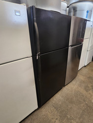 KENMORE REFRIGERATOR TOP FREEZER 18 CUBIC FOOT 4 SPLIT ADJUSTABLE GLASS SHELVES 2 CRISPER DRAWERS BLACK LOCATED IN OUR PORTLAND OREGON APPLIANCE STORE SKU 19311