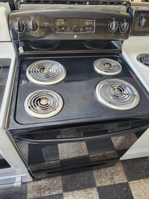 GE30 INCH FREESTANDING ELECTRIC RANGE COIL BURNERS 2 LARGE 2 SMALL HI LO BROIL OPTION SELF CLEANING OVEN BLACK LOCATED IN OUR PORTLAND OREGON APPLIANCE STORE SKU 19316