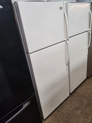 ESTATE 18 CUBIC FOOT REFRIGERATOR 2 ADJUSTABLE WIRE SHELVES LARGE CRISPER DRAWER WITH GLASS COVER WHITE LOCATED IN OUR PORTLAND OREGON APPLIANCE STORE SKU 19319