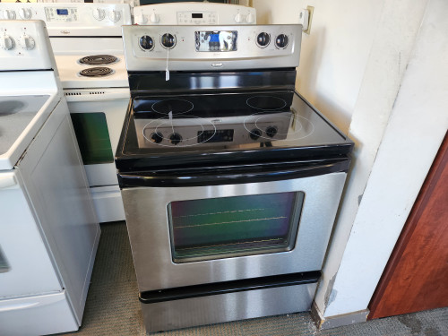 WHIRLPOOL 30 INCH FREESTANDING GLASS TOP RANGE 4 BURNES 2 LARGE DUAL 2 SMALL SELF CLEAN PLUS KEEP WARM SETTING STAINLESS BLACK LOCATED IN OUR PORTLAND OREGON APPLIANCE STORE SKU 19326
