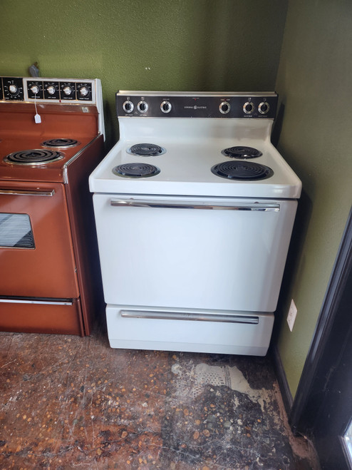 GE VINTAGE 30 INCH FREESTANDING ELECTRIC RANGE MANUAL CLEAN OVEN COIL BURNERS 3 SMALL 1 LARGE WHITE STORAGE DRAWER WHITE LOCATED IN OUR PORTLAND OREGON APPLIANCE STORE SKU 19332