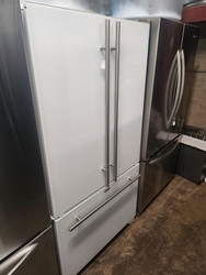 JENN-AIR 20 CUBIC FOOT COUNTER DEPTH FRENCH DOOR REFRIGERATOR BOTTOM FREEZER GLASS SHELVES 2 CRISPER DRAWERS 1 LARGE DELI DRAWER PULL OPEN FREEZER DOOR INTERNAL WATER DISPENSER WITH ICE MAKER SKU 19335