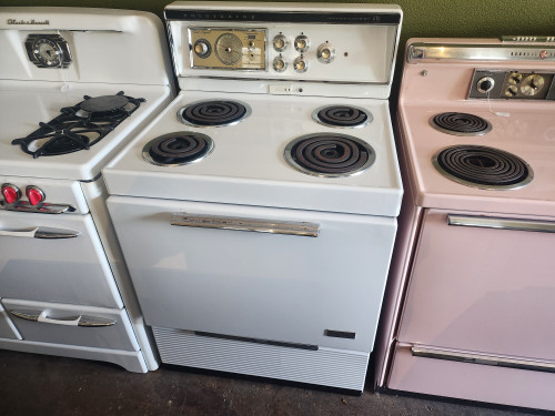 FRIGIDAIRE VINTAGE 30 INCH FREESTANDING ELECTRIC RANGE MANUAL CLEAN OVEN 4 MONO TUBE BURNERS 2 LARGE 2 SMALL STORAGE DRAWERCOSMETIC ISSUE ON HANDLE SEE PIC WHITE SKU 19339