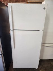 GE 16 CUBIC FOOT REFRIGERATOR TOP FREEZER WIRE SHELVES WITH 2 CRISPER DRAWERS GLASS COVER FULL WIDTH WIRE SHELF IN FREEZER WHITE LOCATED IN OUR PORTLAND OREGON APPLIANCE STORE SKU 19346