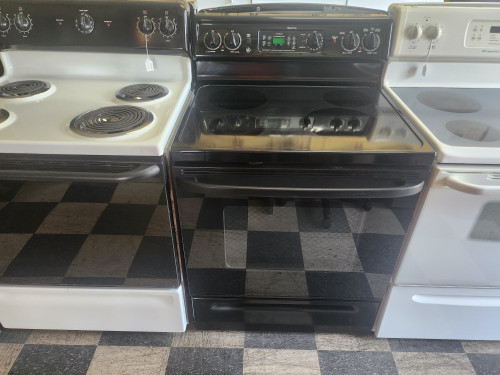GE 30 INCH FREESTANDING ELECTRIC RANGE 4 BURNER SMOOTH TOP 2 LARGE 2 SMALL HI LO BROIL OPTION SELF CLEAN OVEN BLACK LOCATED IN OUR PORTLAND OREGON APPLIANCE STORE SKU 19347