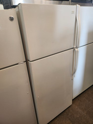 WHIRLPOOL 18 CUBIC FOOT REFRIGERATOR ADJUSTABLE GLASS SHELVES 2 HALF 1 FULL WIDTH 2 CRISPER DRAWERS 1 DELI DRAWER WHITE LOCATED IN OUR POTLAND OREGON APPLIANCE STORE SKU 19348