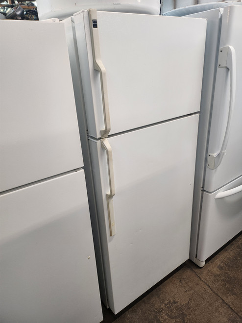 HOTPOINT 18 CUBIC FOOT REFRIGERATOR GLASS SHELVES 2 CRISPER DRAWERS DELI DRAWER UP FRONT CONTROL WHITE LOCATED IN OUR PORTLAND OREGON APPLIANCE STORE SKU 19354