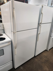 KENMORE 18 CUBIC FOOT REFRIGERATOR TOP FREEZER ADJUSTABLE GLASS SHELVES 2 CRISPER DRAWERS DELI DRAWER WHITE LOCATED IN OUR PORTLAND OREGON APPLIANCE STORE SKU 19356