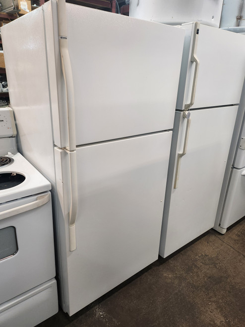 KENMORE 18 CUBIC FOOT REFRIGERATOR TOP FREEZER ADJUSTABLE GLASS SHELVES 2 CRISPER DRAWERS DELI DRAWER WHITE LOCATED IN OUR PORTLAND OREGON APPLIANCE STORE SKU 19356