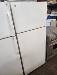 GE 18 CUBIC FOOT REFRIGER TOP FREEZER WIRE SHELVES 2 CRISPER DRAWERS FULL WIDTH WIRE SHELF IN FREEZER WHITE LOCATED IN OUR PORTLAND OREGON APPLIANCE STORE SKU 19364