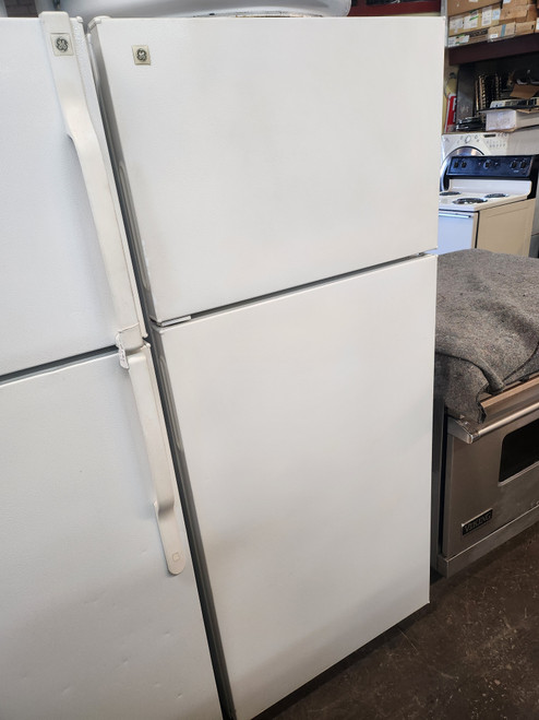 GE 18 CUBIC FOOT REFRIGER TOP FREEZER WIRE SHELVES 2 CRISPER DRAWERS FULL WIDTH WIRE SHELF IN FREEZER WHITE LOCATED IN OUR PORTLAND OREGON APPLIANCE STORE SKU 19364
