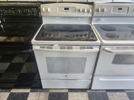 GE 30 INCH FREESTANDING ELECTRIC GLASS TOP RANGE 5 BURNER 2 DUAL 2 SMALL CENTER WARNING BURNER HI-LO BROIL SETTING SELF CLEABING OVEN WHITE LOCATED IN OUR PORTLAND OREGON APPLIANCE STORE SKU 19366