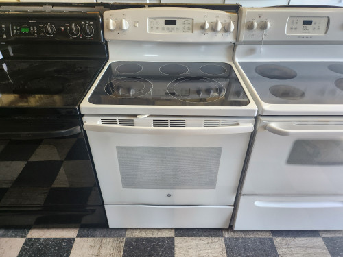 GE 30 INCH FREESTANDING ELECTRIC GLASS TOP RANGE 5 BURNER 2 DUAL 2 SMALL CENTER WARNING BURNER HI-LO BROIL SETTING SELF CLEABING OVEN WHITE LOCATED IN OUR PORTLAND OREGON APPLIANCE STORE SKU 19366