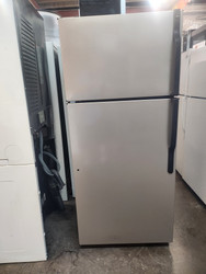 HOTPOINT 17 CUBIC FOOT REFRIGERATOR WIRE SHELVES 2 CRISPER DRAWERS WIRE SHELF IN FREEZER SILVER LOCATED IN OUR PORTLAND OREGON APPLIANCE STORE SKU 19374