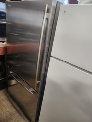 JENN-AIR 20 CUBIC FOOT COUNTER REFRIGERATOR WITH ICE AND WATER ADJUSTABLE GLASS 2 CRISPER DRAWERS 1 LARGE DELI PULL OPEN FREEZER FEW DINGS TOP OF FREEZER DOOR STAINLESS LOCATED IN OUR PORTLAND OREGON APPLIANCE STORE SKU 19392