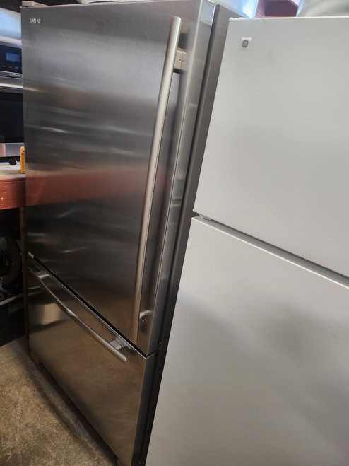 JENN-AIR 20 CUBIC FOOT COUNTER REFRIGERATOR WITH ICE AND WATER ADJUSTABLE GLASS 2 CRISPER DRAWERS 1 LARGE DELI PULL OPEN FREEZER FEW DINGS TOP OF FREEZER DOOR STAINLESS LOCATED IN OUR PORTLAND OREGON APPLIANCE STORE SKU 19392