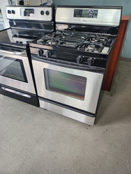 WHIRLPOOL 30 INCH FREESTANDING GAS RANGE SELF CLEANING 4 BURNER CUSTOM BROIL BLACK AND STAINLESS LOCATED IN OUR PORTLAND OREGON APPLIANCE STORE SKU 19403