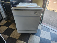 Hotpoint Built-In Dishwasher 5 cycles 2 options Hot Start option Water saver cycle Heavy wash Up to 12-place setting capacity racking WHITE LOCATED IN OUR PORTLAND OREGON APPLIANCE STORE SKU 19424