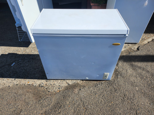 HOLIDAY 7 CUBIC FOOT CHEST FREEZER MANUAL DEFROST WHITE LOCATED IN OUR PORTLAND OREGON APPLIANCE STORE SKU 19435