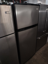 WHIRLPOOL 18 CUBIC FOOT REFRIGERATOR TOP FREEZER ADJUSTABLE GLASS SHELVES LIGHT IN FREEZER 2 CRISPER DRAWERS 1 DELI DRAWER SILVER LOCATED IN OUR PORTLAND OREGON APPLIANCE STORE SKU 19468